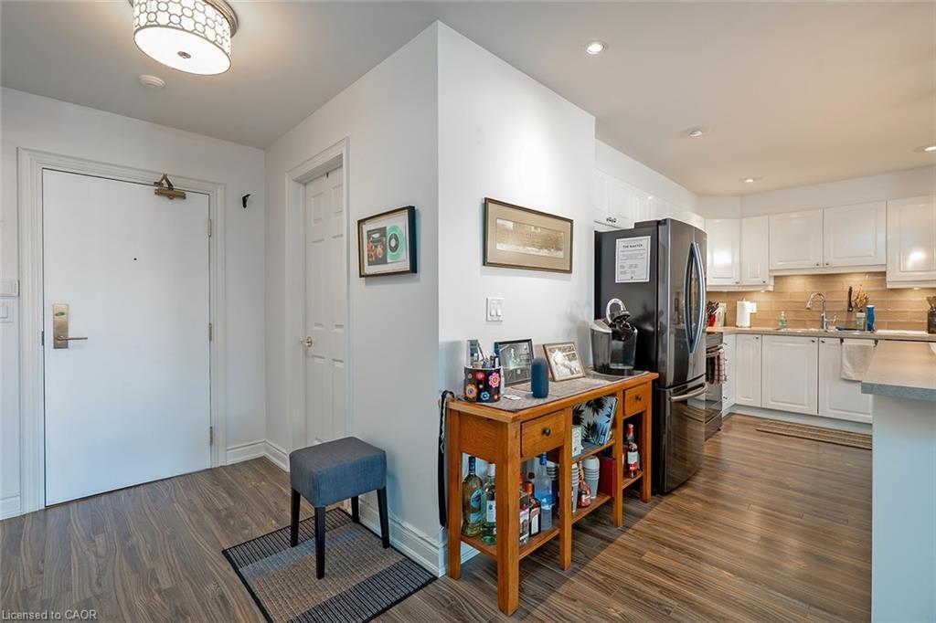 210-399 Elizabeth Street, Burlington, ON - Indoor Photo Showing Kitchen