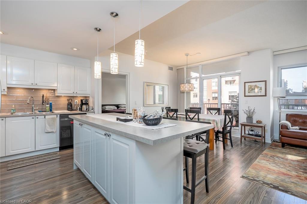 210-399 Elizabeth Street, Burlington, ON - Indoor Photo Showing Kitchen With Upgraded Kitchen