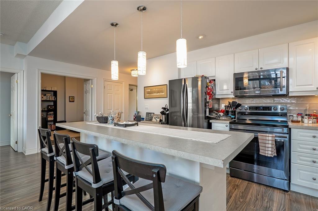 210-399 Elizabeth Street, Burlington, ON - Indoor Photo Showing Kitchen With Upgraded Kitchen