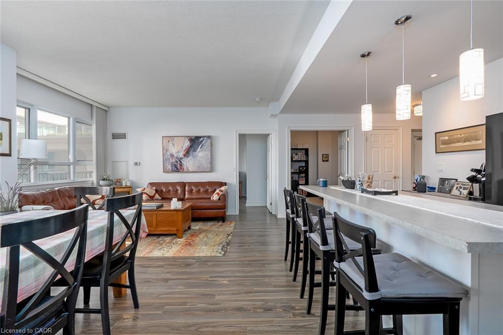 210-399 Elizabeth Street, Burlington, ON - Indoor Photo Showing Dining Room