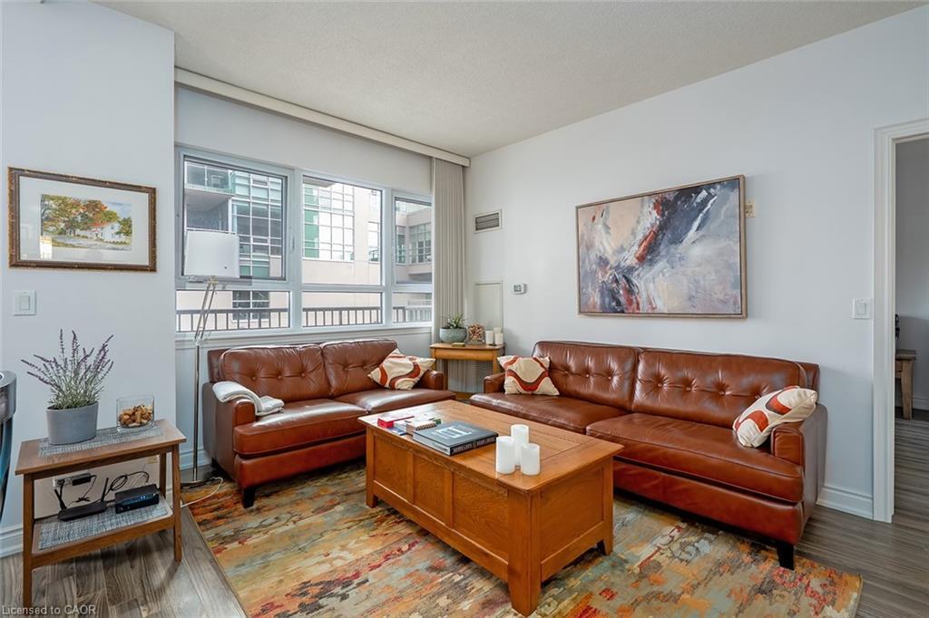 210-399 Elizabeth Street, Burlington, ON - Indoor Photo Showing Living Room