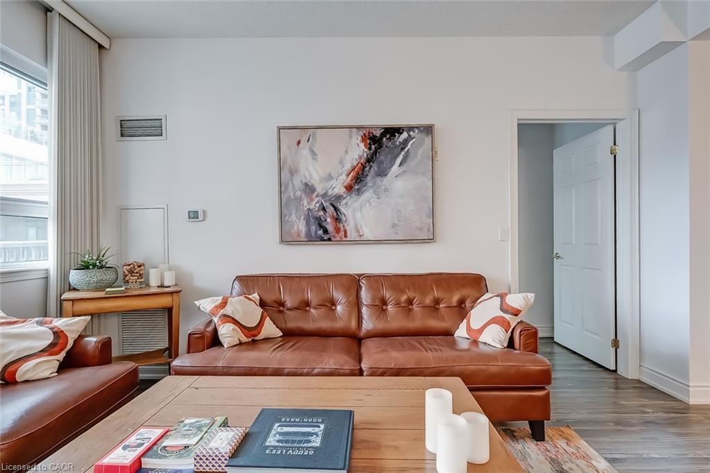 210-399 Elizabeth Street, Burlington, ON - Indoor Photo Showing Living Room