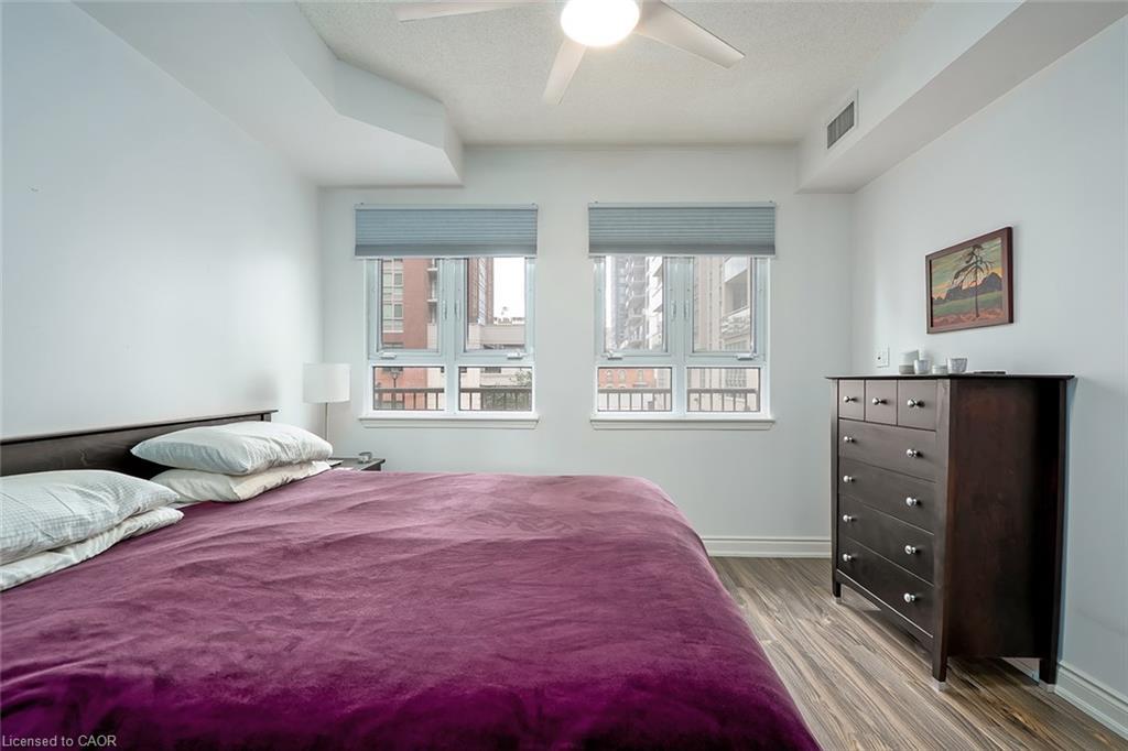 210-399 Elizabeth Street, Burlington, ON - Indoor Photo Showing Bedroom
