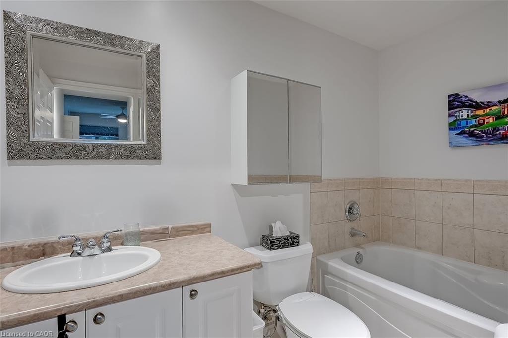 210-399 Elizabeth Street, Burlington, ON - Indoor Photo Showing Bathroom