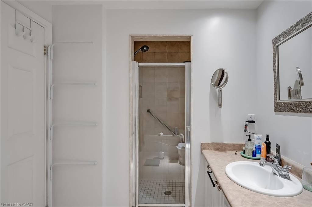 210-399 Elizabeth Street, Burlington, ON - Indoor Photo Showing Bathroom