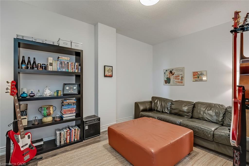 210-399 Elizabeth Street, Burlington, ON - Indoor Photo Showing Living Room