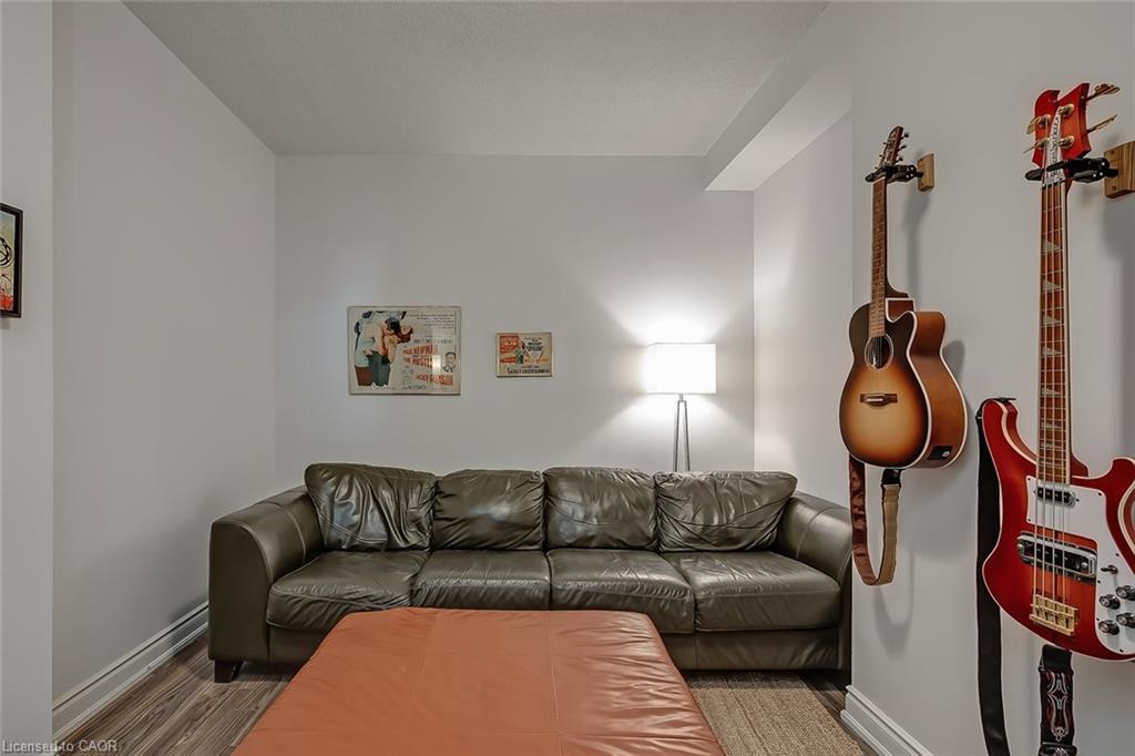 210-399 Elizabeth Street, Burlington, ON - Indoor Photo Showing Living Room