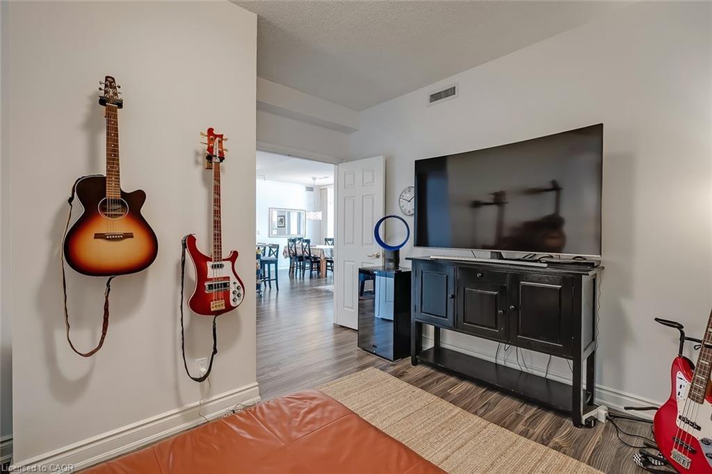 210-399 Elizabeth Street, Burlington, ON - Indoor
