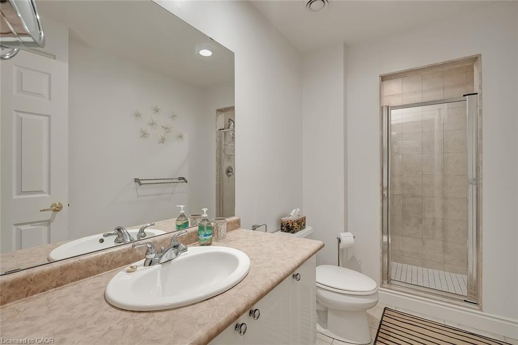 210-399 Elizabeth Street, Burlington, ON - Indoor Photo Showing Bathroom