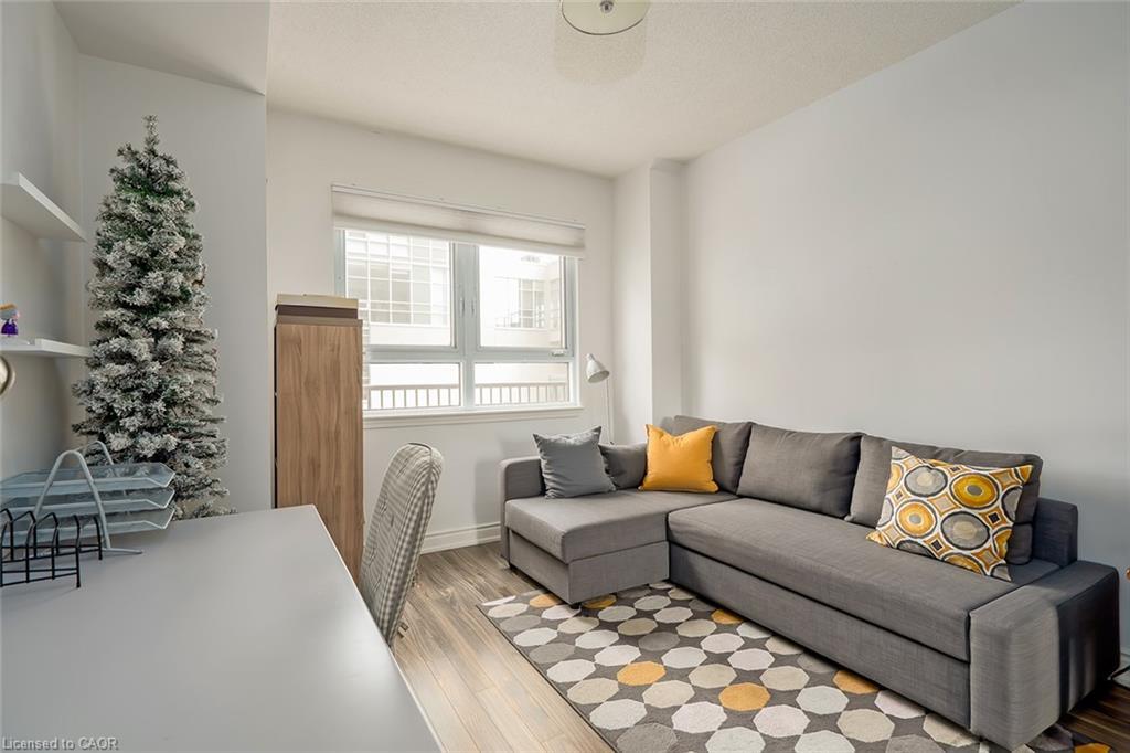 210-399 Elizabeth Street, Burlington, ON - Indoor Photo Showing Living Room