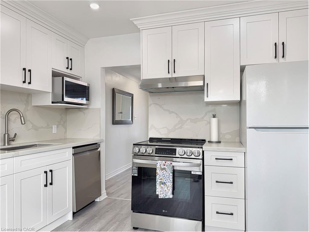 238 Kent Crescent, Burlington, ON - Indoor Photo Showing Kitchen With Upgraded Kitchen