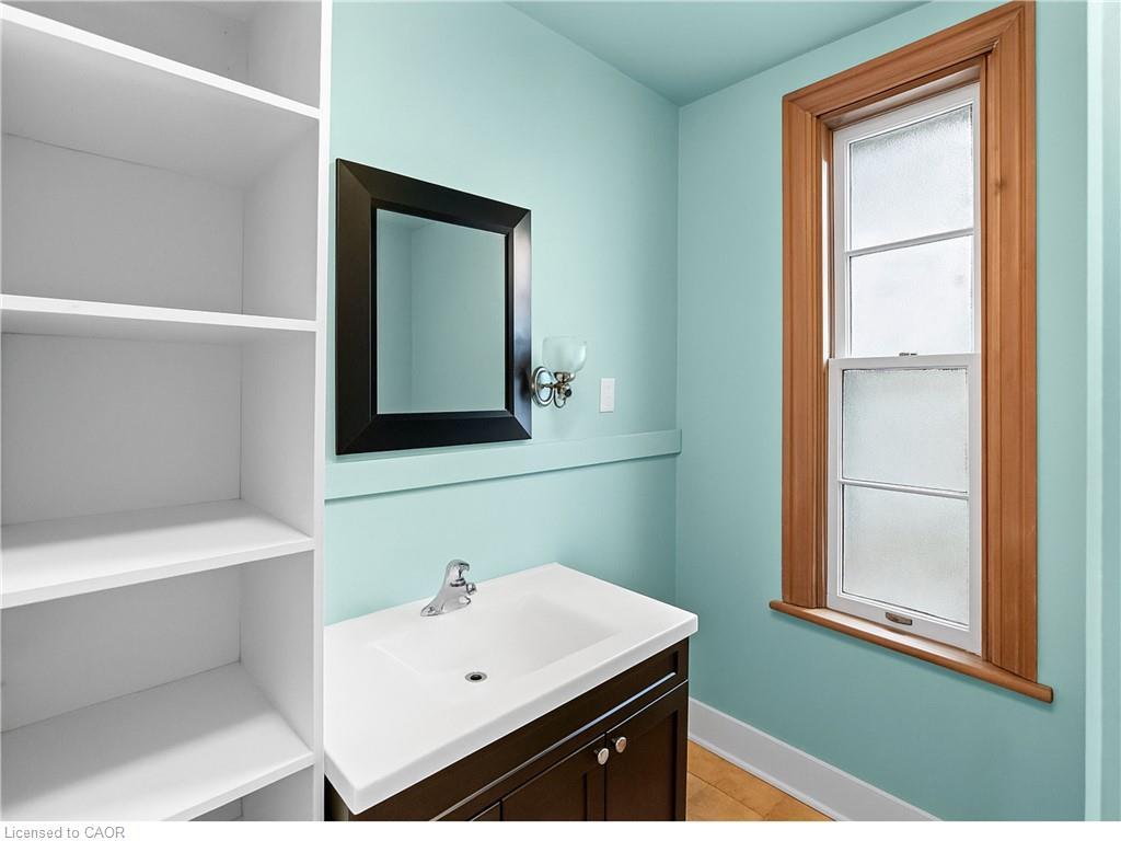 282 Main Street W, Hamilton, ON - Indoor Photo Showing Bathroom