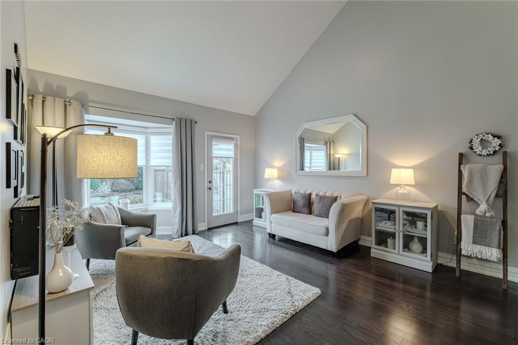 73 English Lane, Brantford, ON - Indoor Photo Showing Living Room