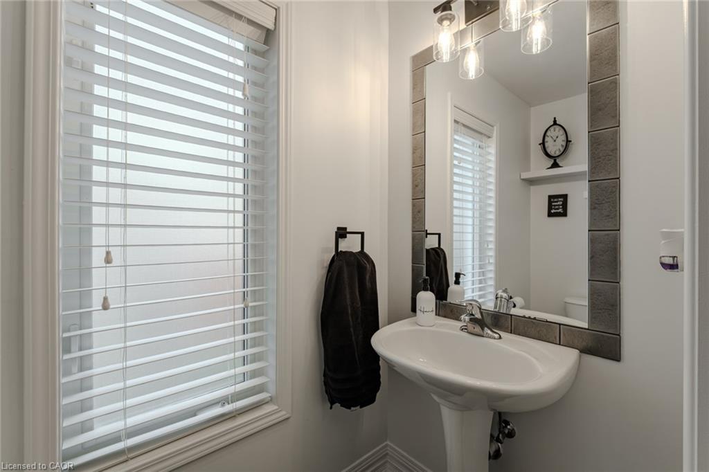 73 English Lane, Brantford, ON - Indoor Photo Showing Bathroom