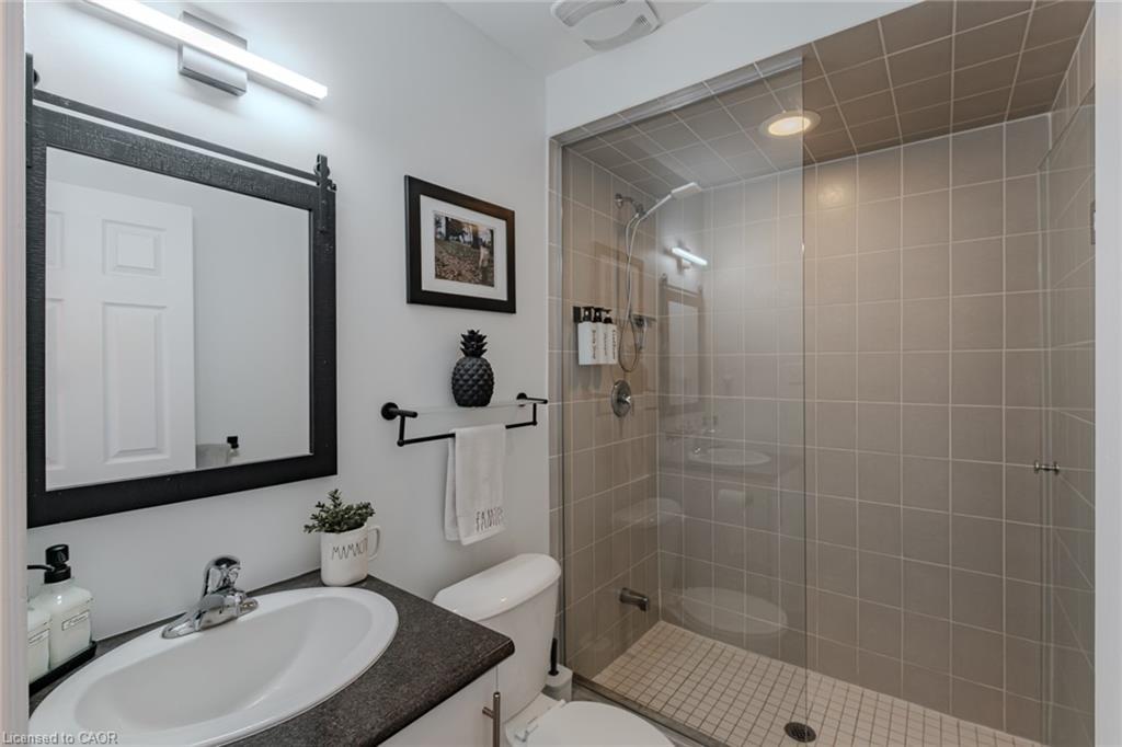 73 English Lane, Brantford, ON - Indoor Photo Showing Bathroom
