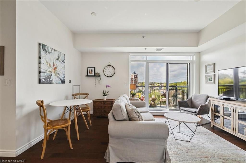 501-34 Plains Road E, Burlington, ON - Indoor Photo Showing Living Room