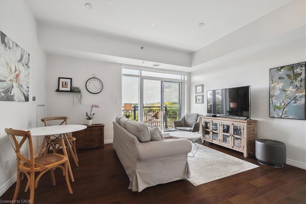 501-34 Plains Road E, Burlington, ON - Indoor Photo Showing Living Room