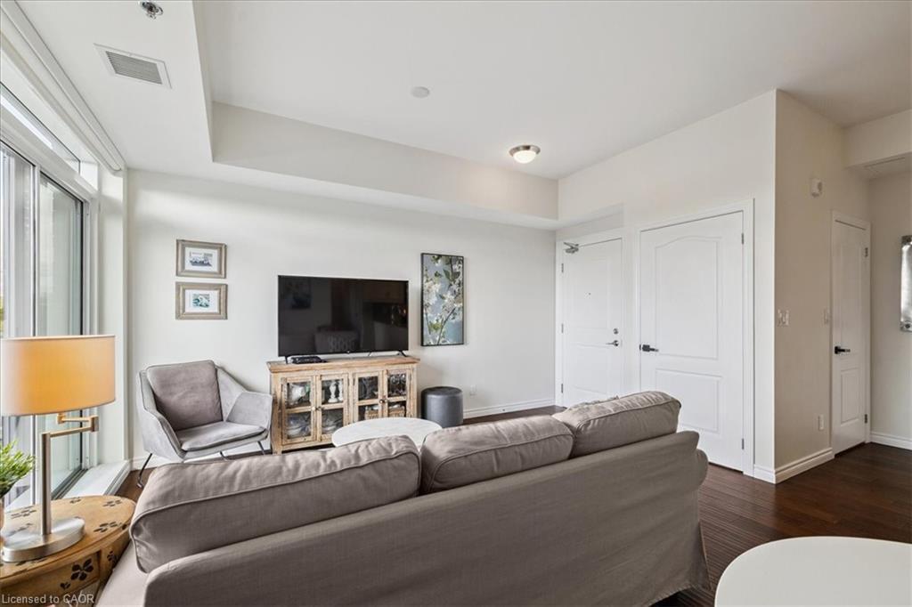 501-34 Plains Road E, Burlington, ON - Indoor Photo Showing Living Room