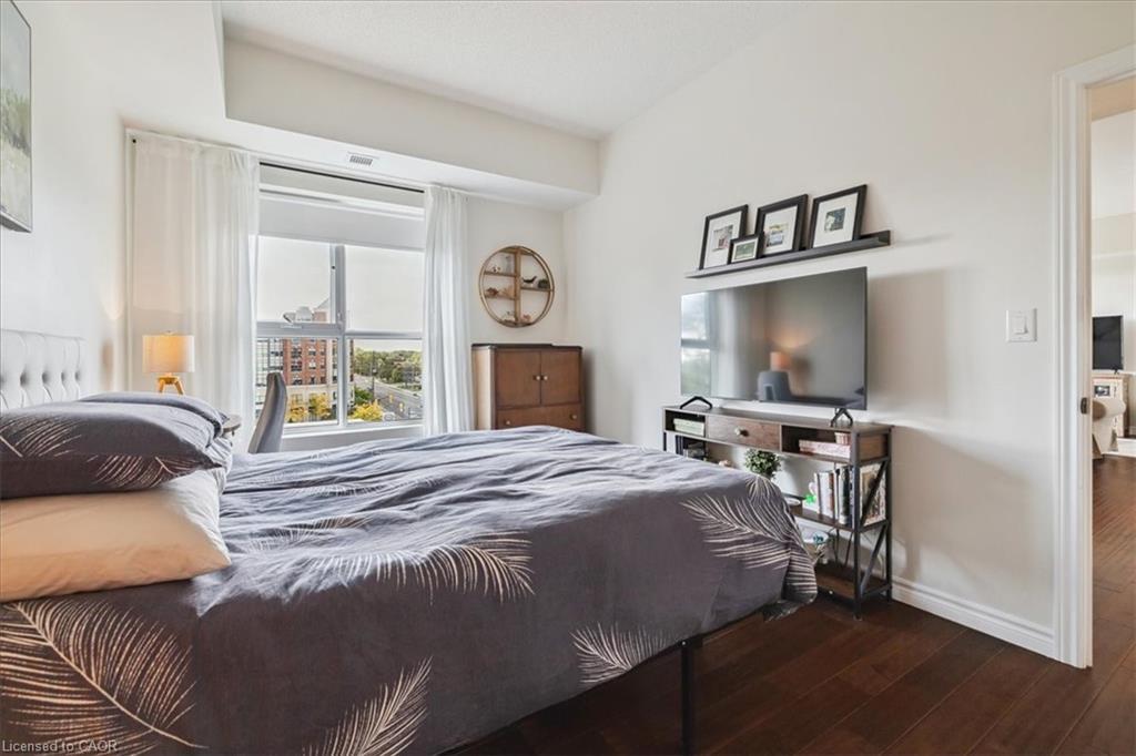 501-34 Plains Road E, Burlington, ON - Indoor Photo Showing Bedroom