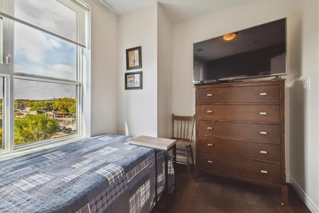 501-34 Plains Road E, Burlington, ON - Indoor Photo Showing Bedroom
