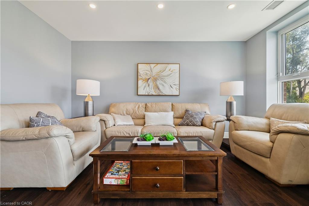 501-34 Plains Road E, Burlington, ON - Indoor Photo Showing Living Room