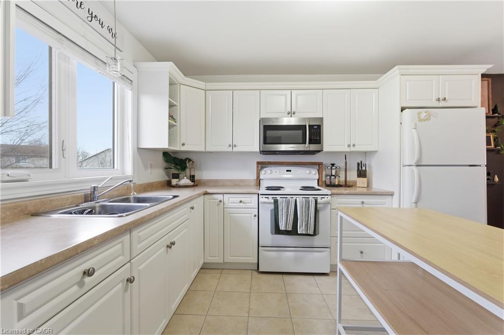 615 Southworth Street S, Welland, ON - Indoor Photo Showing Kitchen With Double Sink