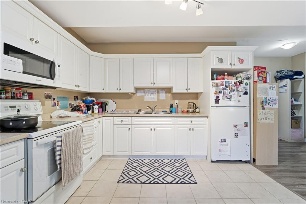615 Southworth Street S, Welland, ON - Indoor Photo Showing Kitchen With Double Sink