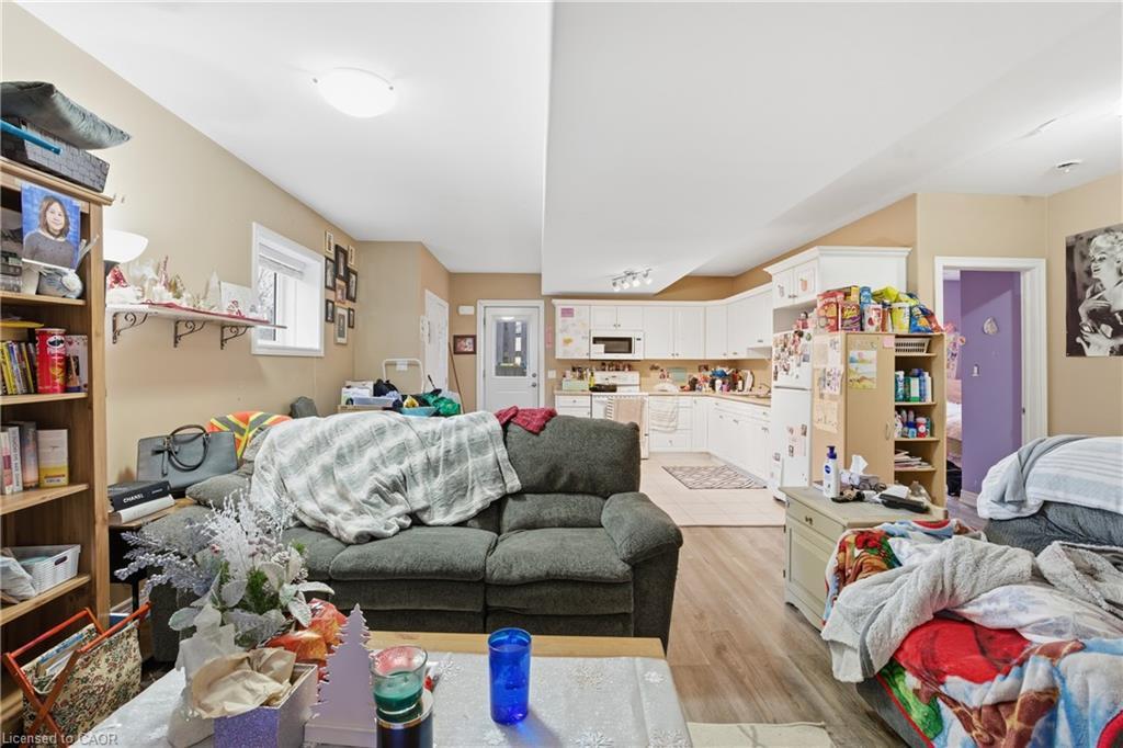 615 Southworth Street S, Welland, ON - Indoor Photo Showing Living Room