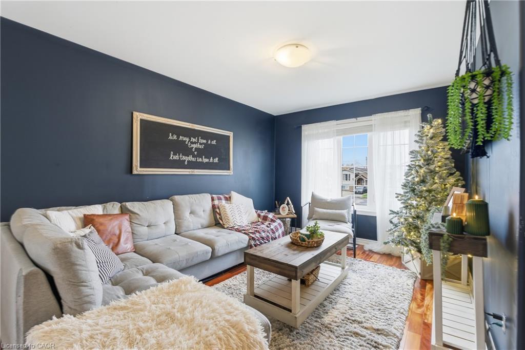 615 Southworth Street S, Welland, ON - Indoor Photo Showing Living Room