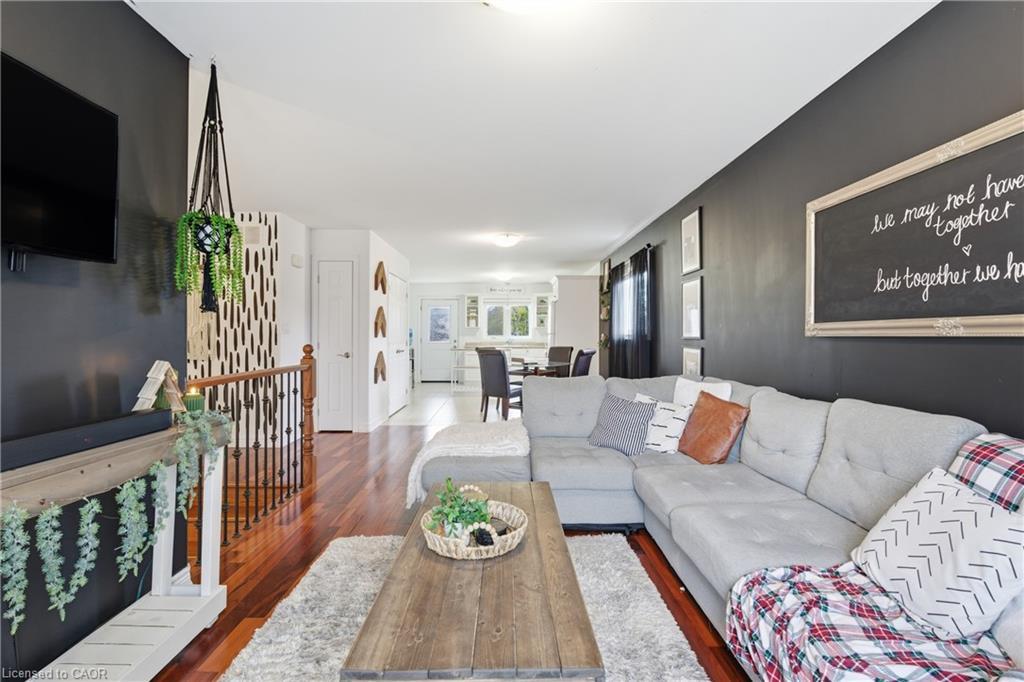 615 Southworth Street S, Welland, ON - Indoor Photo Showing Living Room