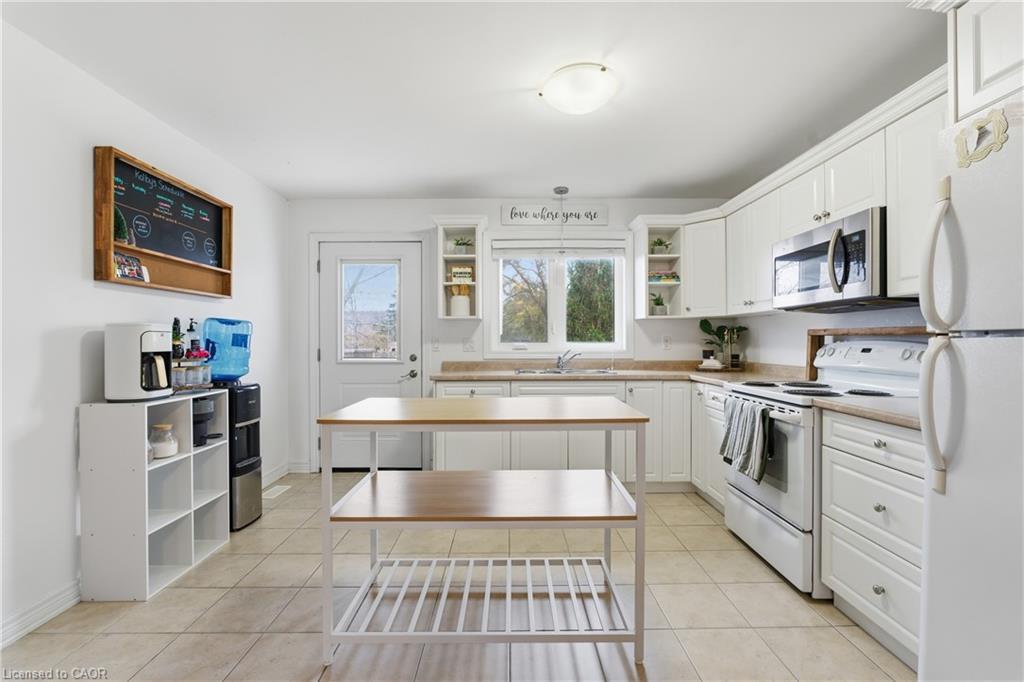 615 Southworth Street S, Welland, ON - Indoor Photo Showing Kitchen With Double Sink