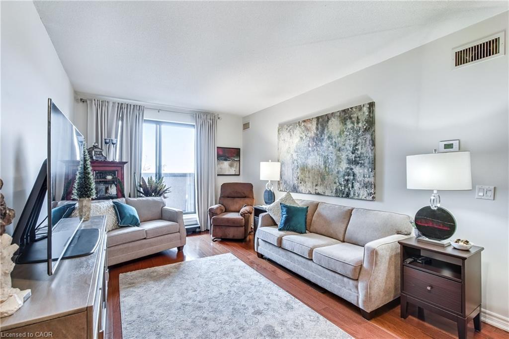 401-47 Caroline Street N, Hamilton, ON - Indoor Photo Showing Living Room