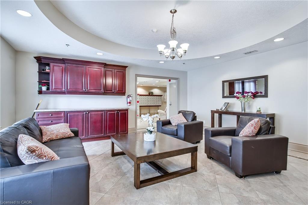 401-47 Caroline Street N, Hamilton, ON - Indoor Photo Showing Living Room
