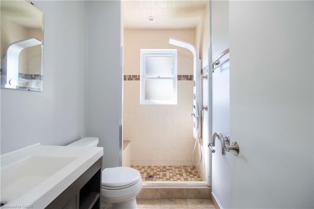 22 Nancy Street, Hamilton, ON - Indoor Photo Showing Bathroom
