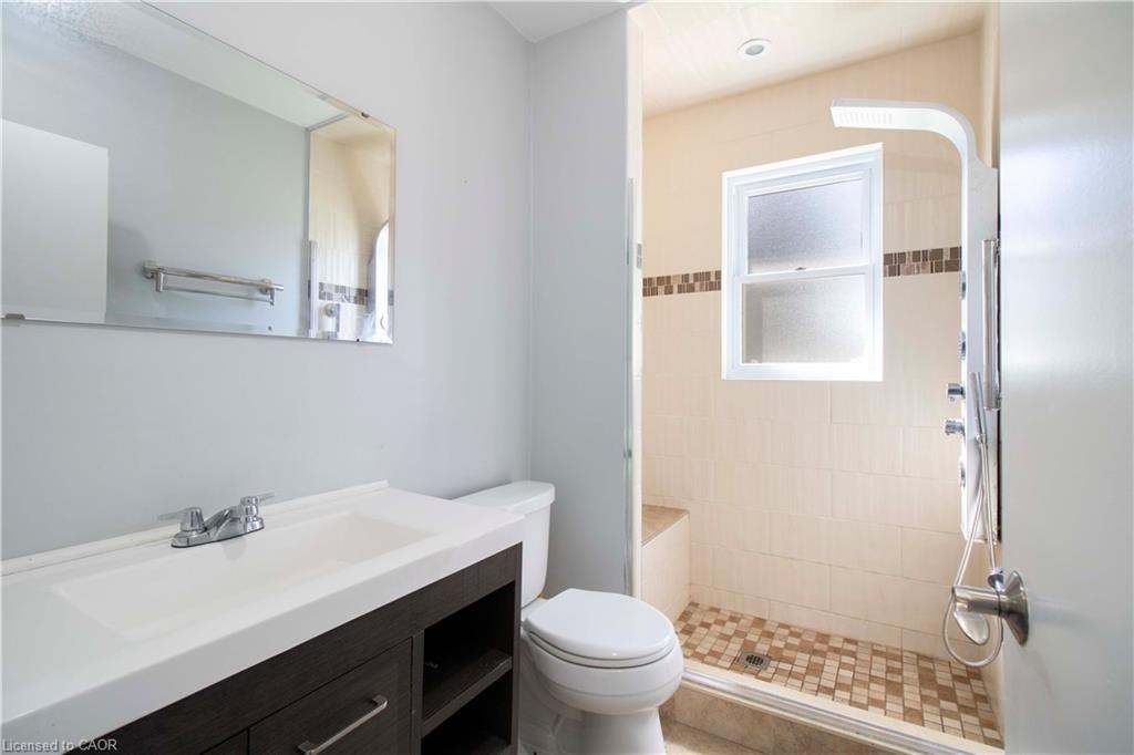 22 Nancy Street, Hamilton, ON - Indoor Photo Showing Bathroom