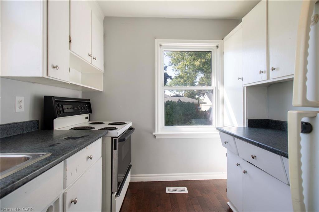 22 Nancy Street, Hamilton, ON - Indoor Photo Showing Kitchen