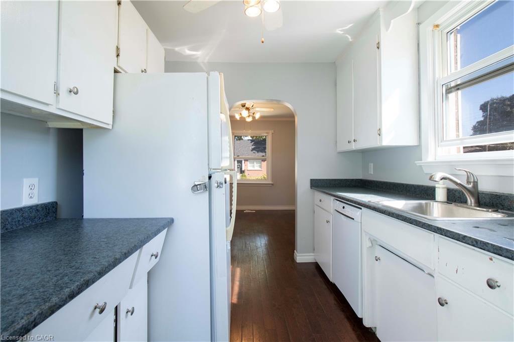 22 Nancy Street, Hamilton, ON - Indoor Photo Showing Kitchen