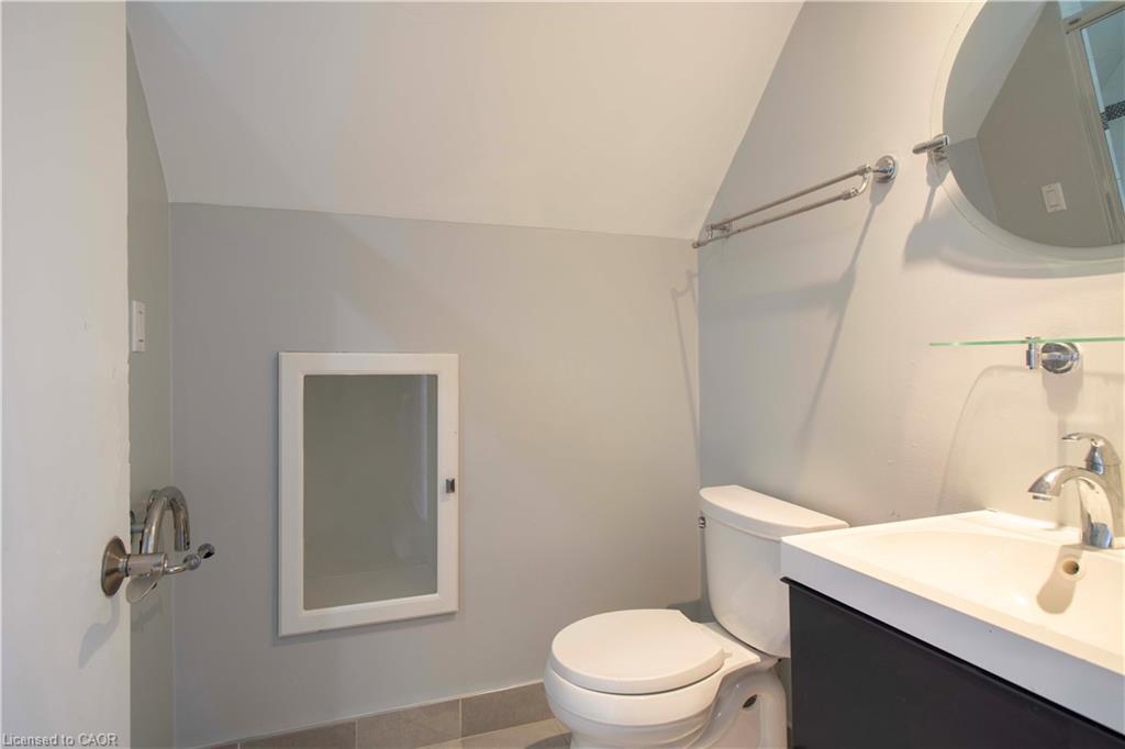 22 Nancy Street, Hamilton, ON - Indoor Photo Showing Bathroom