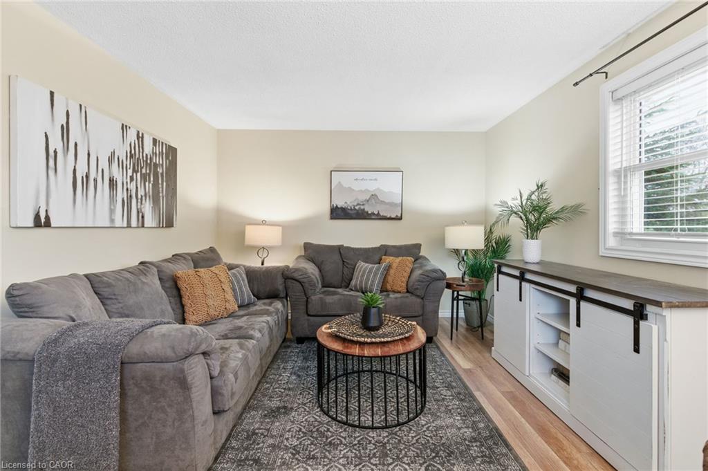 38 Golden Orchard Drive, Hamilton, ON - Indoor Photo Showing Living Room