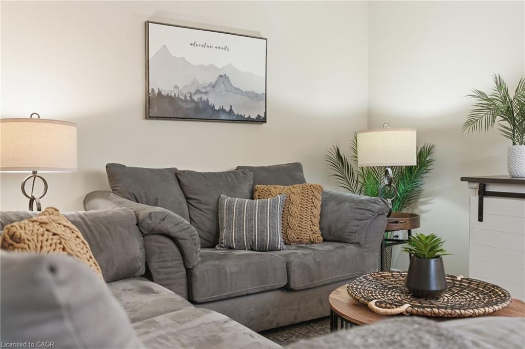 38 Golden Orchard Drive, Hamilton, ON - Indoor Photo Showing Living Room