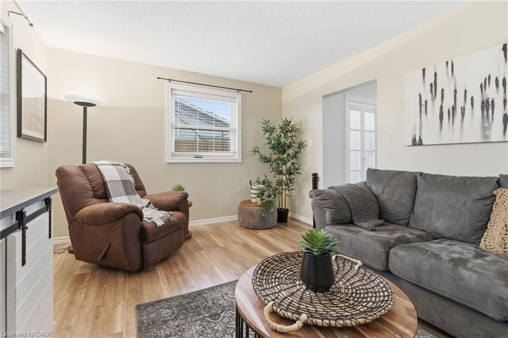 38 Golden Orchard Drive, Hamilton, ON - Indoor Photo Showing Living Room