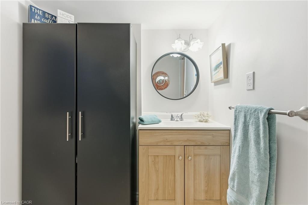 38 Golden Orchard Drive, Hamilton, ON - Indoor Photo Showing Bathroom