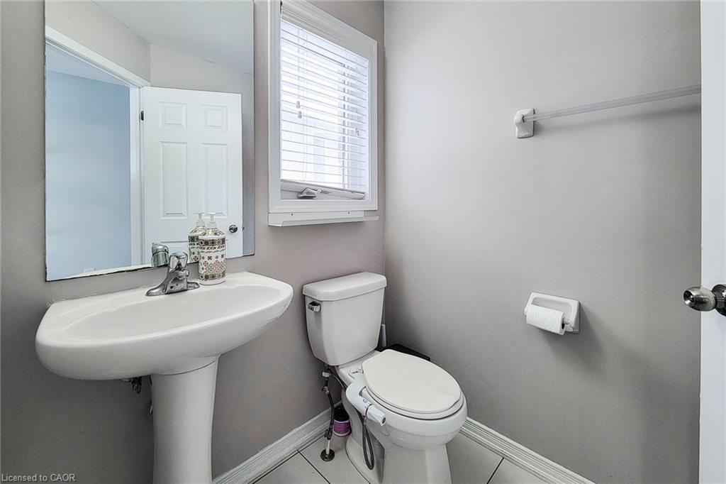 36 Cheevers Road, Brantford, ON - Indoor Photo Showing Bathroom