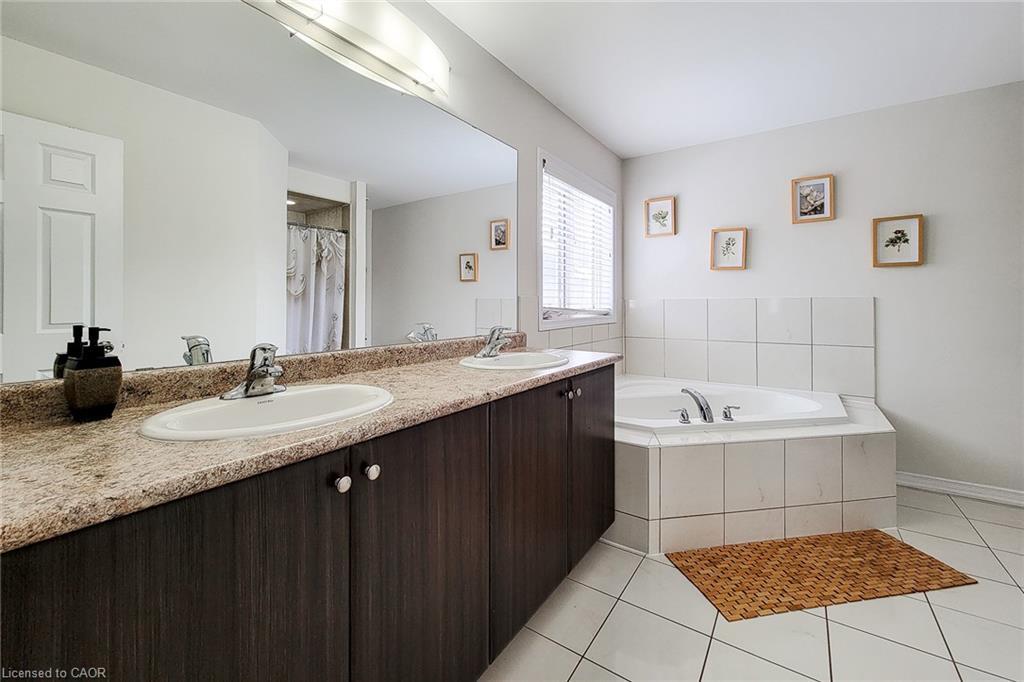 36 Cheevers Road, Brantford, ON - Indoor Photo Showing Bathroom