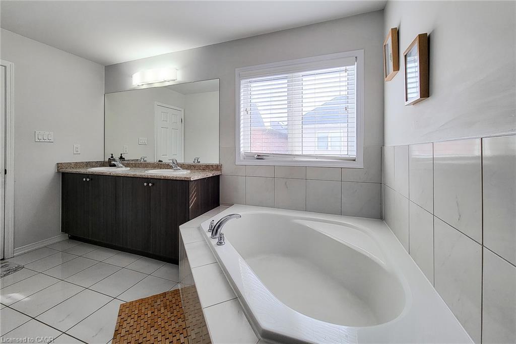 36 Cheevers Road, Brantford, ON - Indoor Photo Showing Bathroom