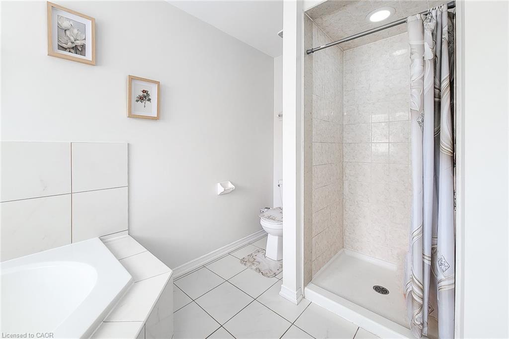 36 Cheevers Road, Brantford, ON - Indoor Photo Showing Bathroom