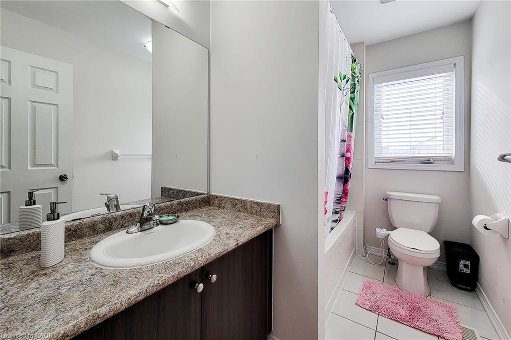 36 Cheevers Road, Brantford, ON - Indoor Photo Showing Bathroom