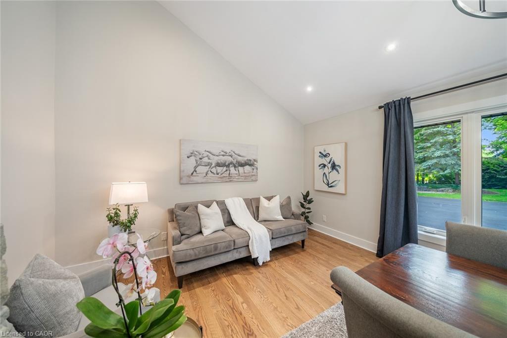 2038 15 Side Road, Milton, ON - Indoor Photo Showing Living Room