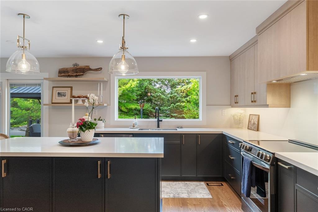 2038 15 Side Road, Milton, ON - Indoor Photo Showing Kitchen With Double Sink With Upgraded Kitchen