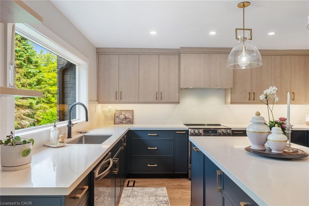 2038 15 Side Road, Milton, ON - Indoor Photo Showing Kitchen With Upgraded Kitchen